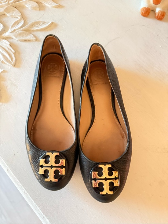 Tory Burch Shoes - Tory Burch Black Leather Logo Round-Toe Ballet Flats